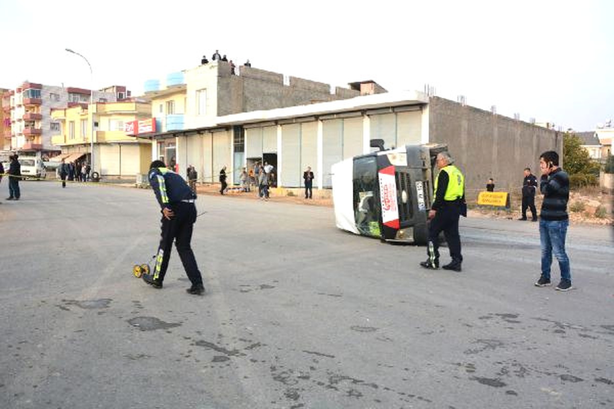 Tır ile Öğrenci Servisi Çarpıştı: 13\'ü Öğrenci, 15 Yaralı