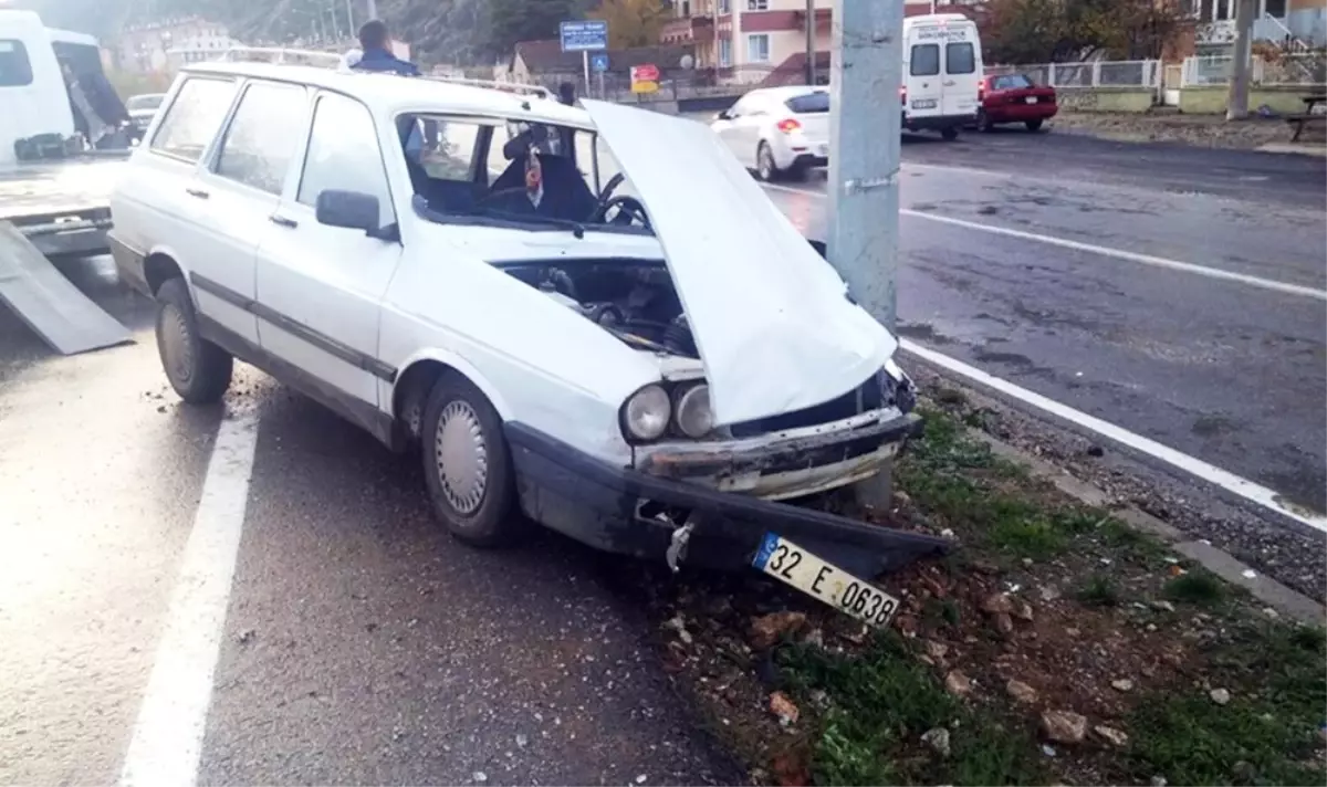 Yayaya Çarpan Otomobil, Direğe Çarparak Durabildi