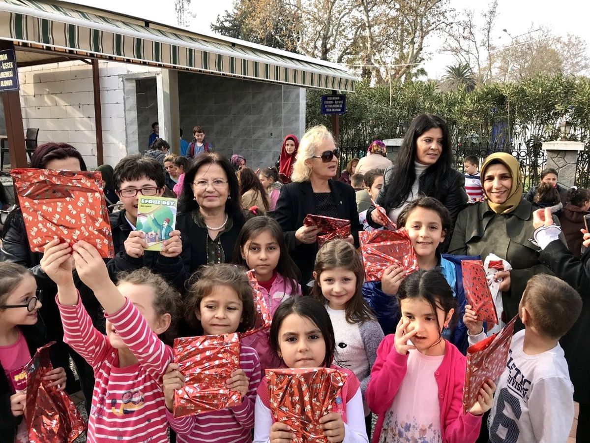 Ak Partili Kadınlar Çocuklara Kitap Dağıttı