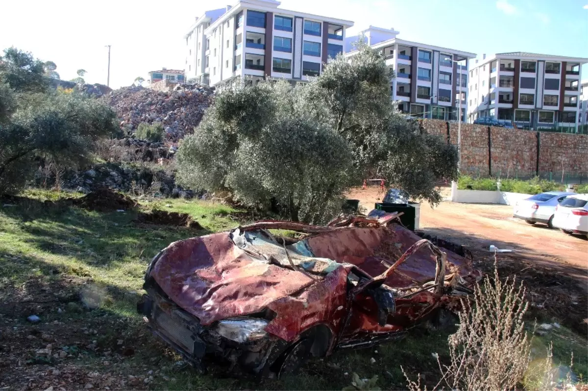 Araçlar İstinat Duvarının Altında Kaldı