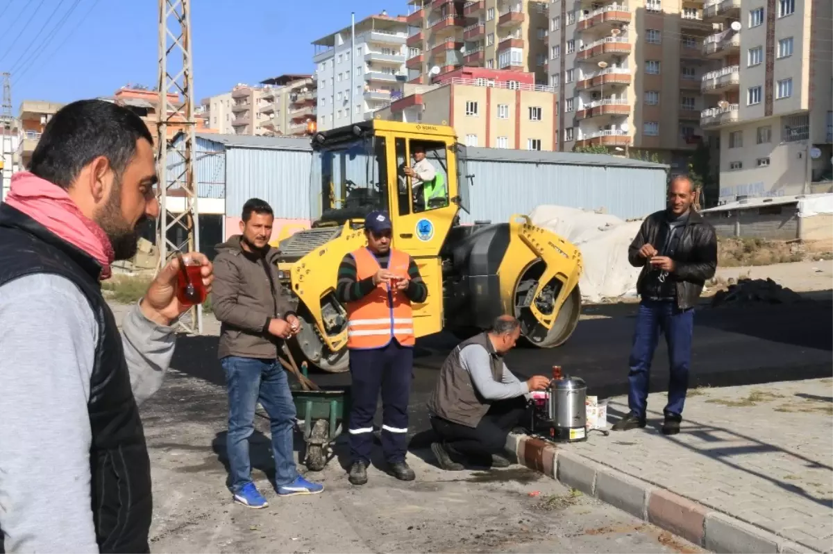 Asfalt Ekibine Mahalleliden Teşekkür Çayı