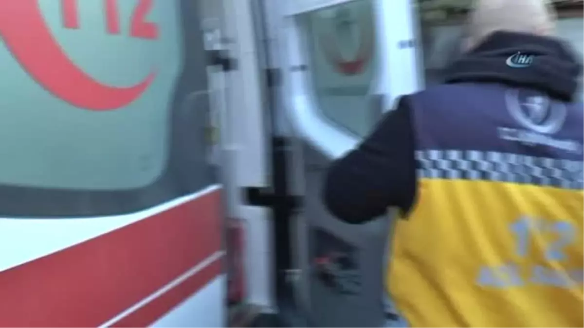Ataşehir\'de İşçi Servisi Yayalara Çarptı: 2 Ölü
