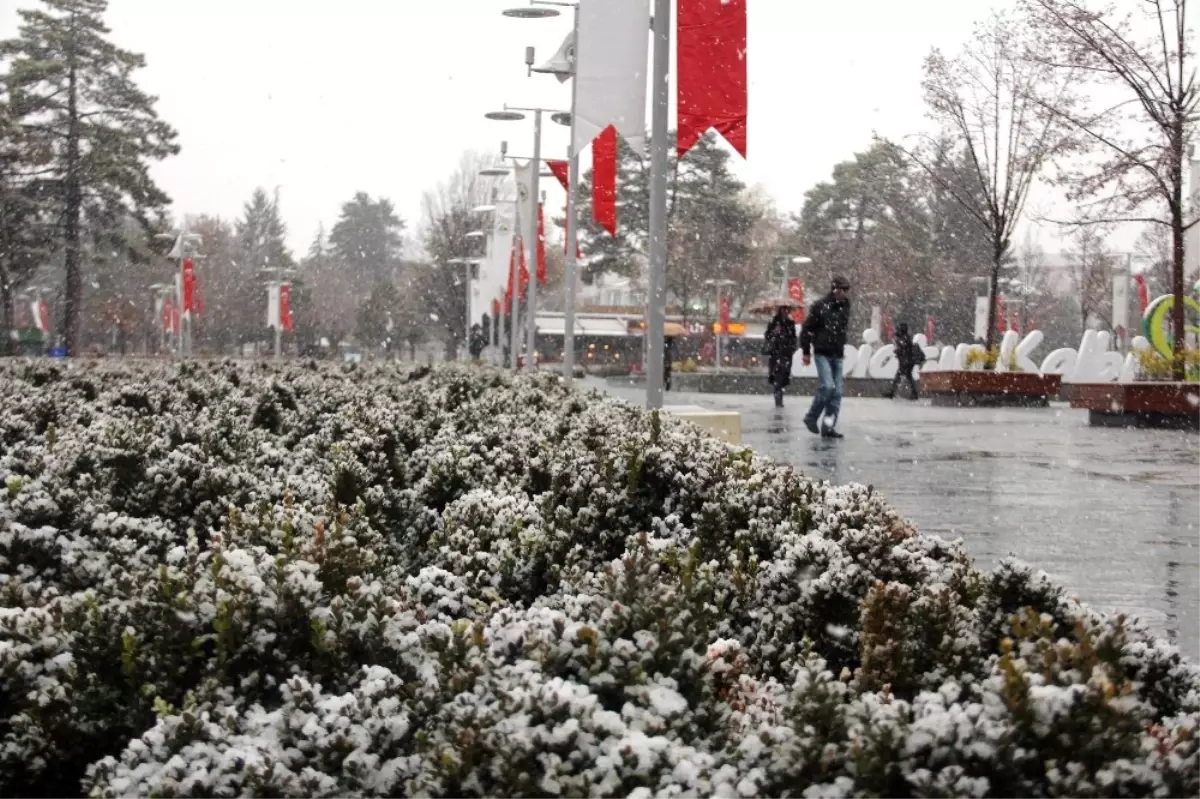 Bolu\'da Kar Yağışı Kent Merkezinde Etkili Oldu