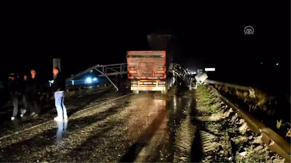 Damperi Açılan Tır Mobese Direğini Devirdi