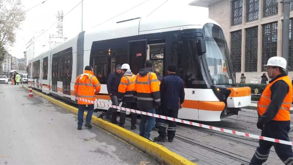 Eskişehir\'de Tramvay Raydan Çıktı, Ulaşım 2 Saat Durdu