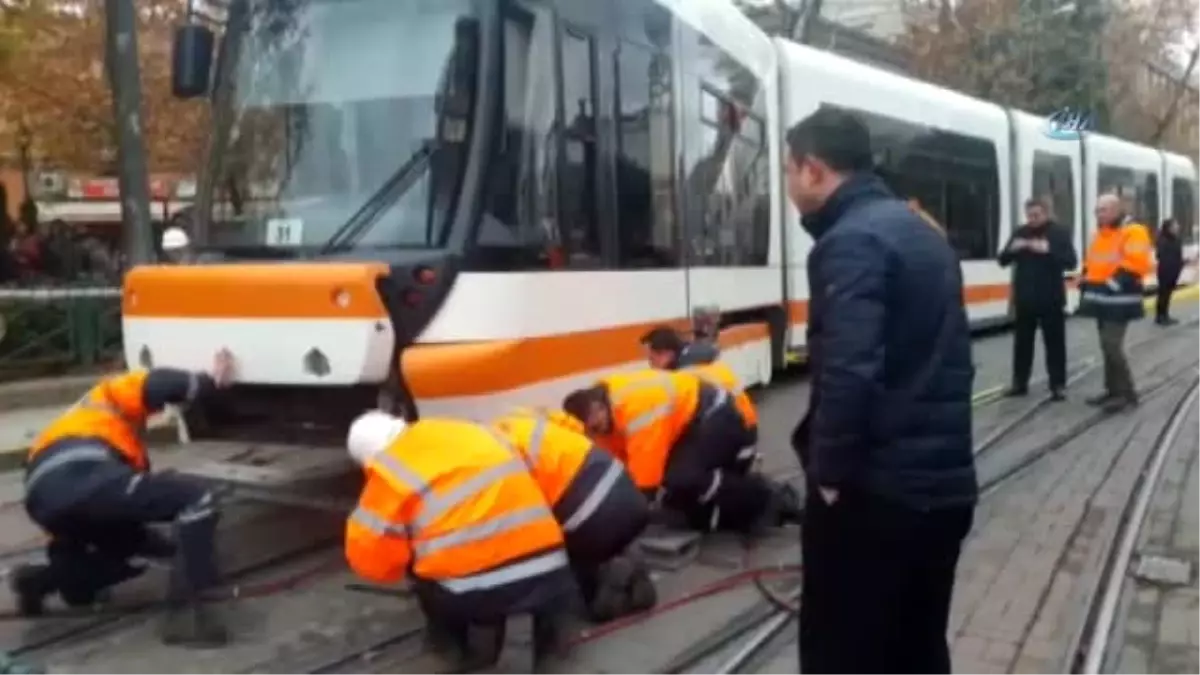 Eskişehir\'de Tramvay Raydan Çıktı, Ulaşım 2 Saat Durdu