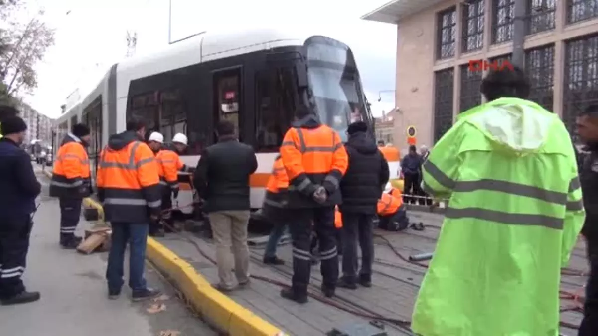 Eskişehir Tramvay Raydan Çıktı, Seferler 2 Saat Durdu