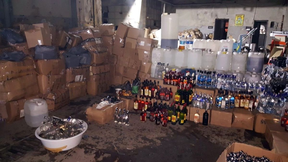 Fatih\'te 10 Ton Metil Alkol ve 120 Bin Şişe Sahte İçki Ele Geçirildi