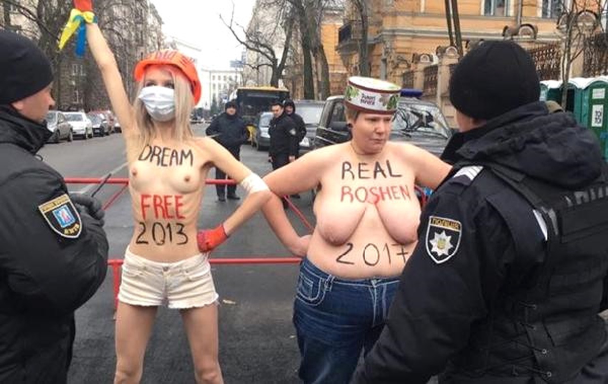 Femen\'den Ukrayna Cumhurbaşkanlığı Sarayı Önünde Protesto
