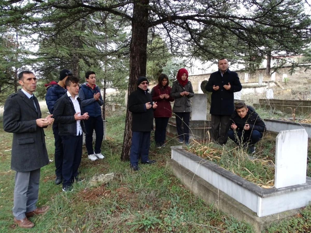 Hisarcık\'ta Öğrenciler Öğretmenlerin Mezarlarını Ziyaret Etti