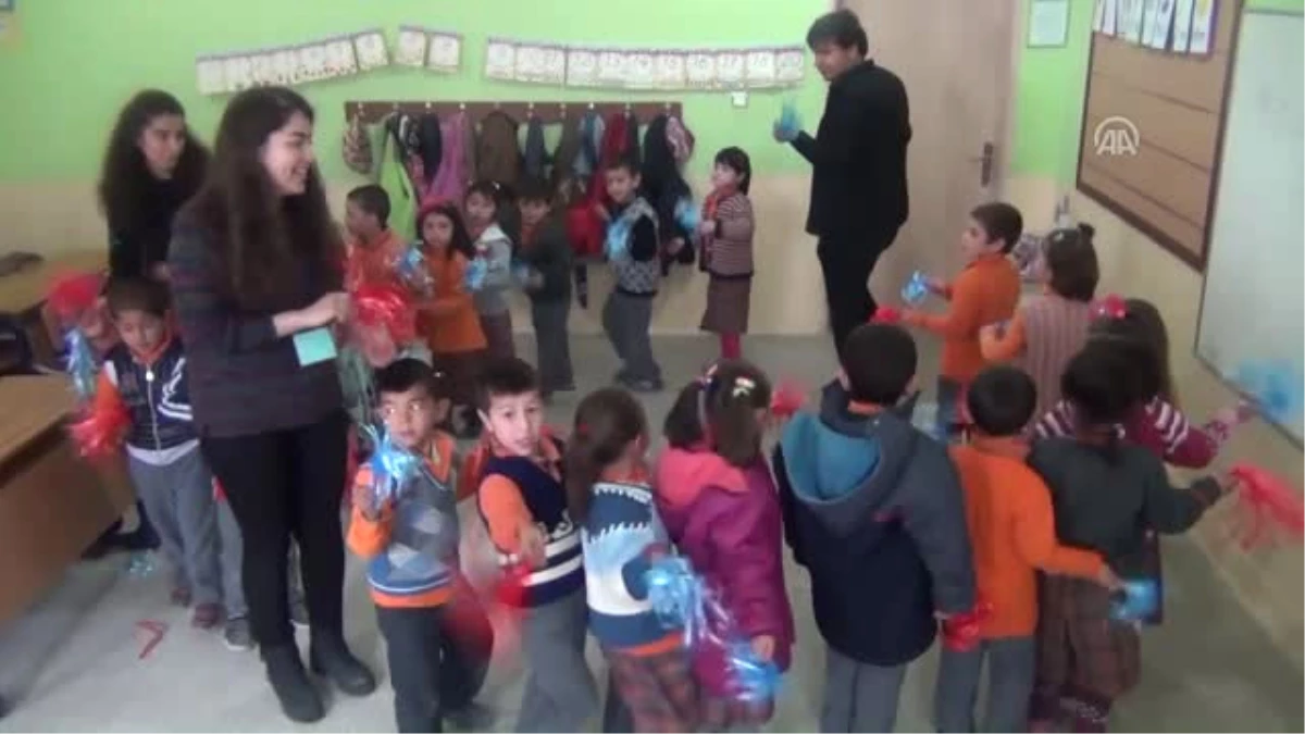 İhsaniye\'deki Köy Okullarına Yardım