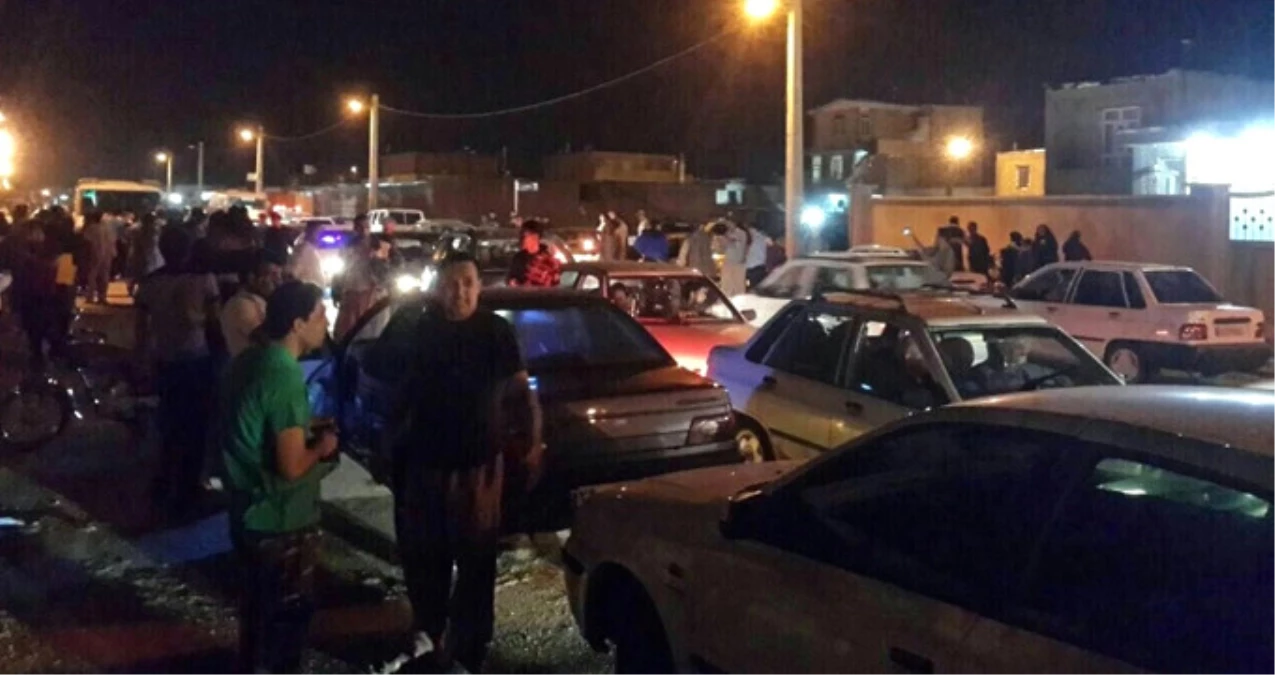 İran\'da 5,3\'lük Deprem! Halk, Geceyi Sokaklarda Geçirdi