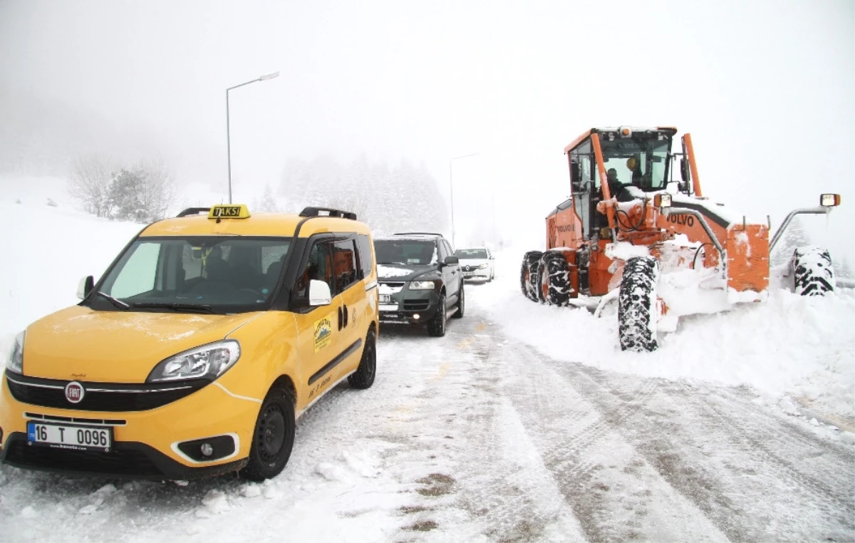 Uludağ\'da Kar Kalınlığı 1 Metreye Ulaştı, Araçlar Yolda Kaldı