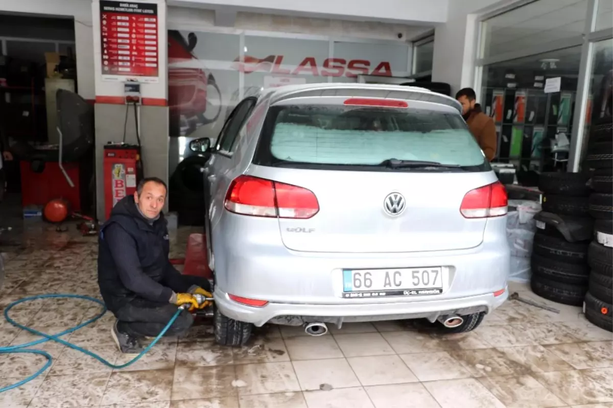 Kar Yağışı ile Birlikte Oto Lastikçilerinin İş Yoğunluğu Arttı