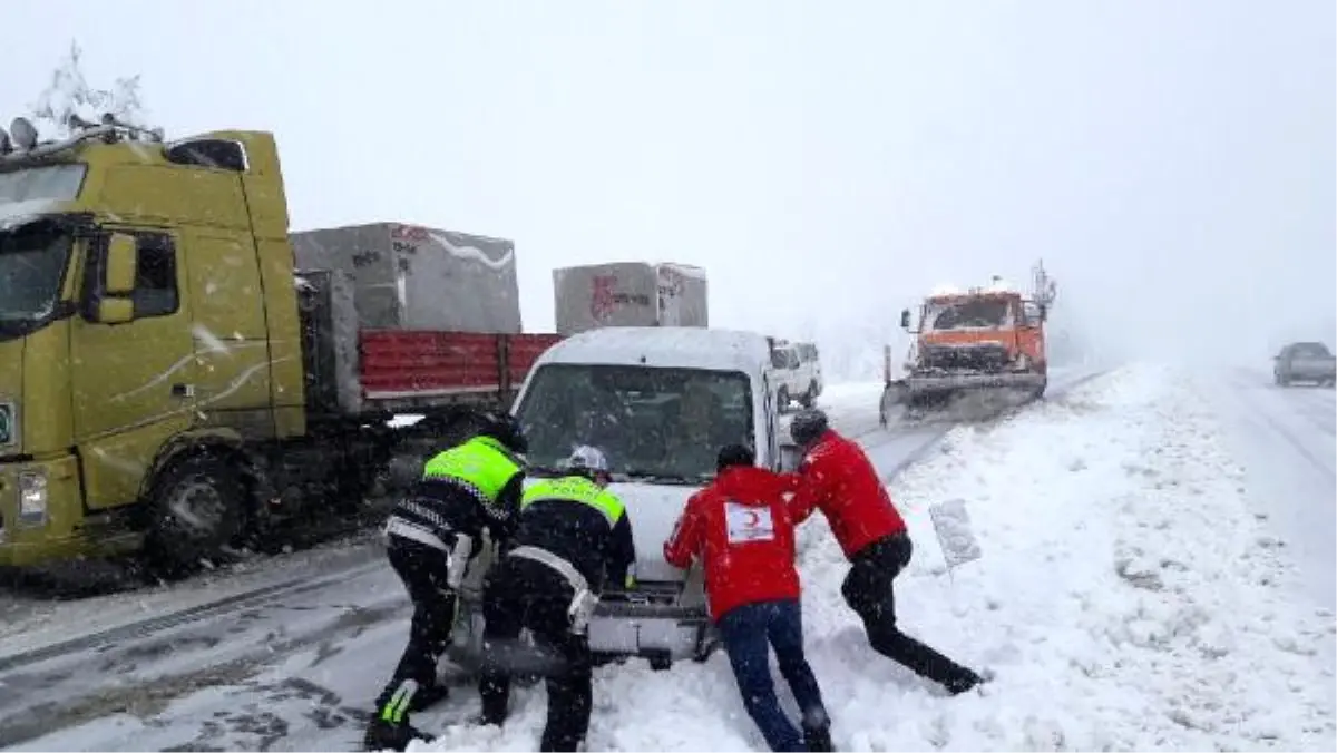 Karabük-Bartın Yolunda Kar Ulaşımı Aksattı (2)