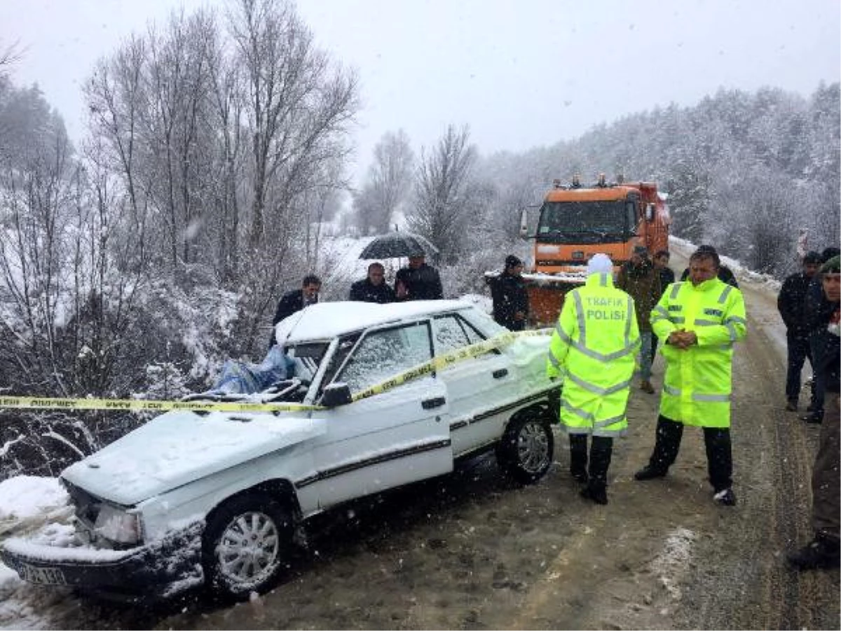 Kastamonu\'da Otomobil, Kar Küreme Aracıyla Çarpıştı: 1 Ölü, 2 Yaralı