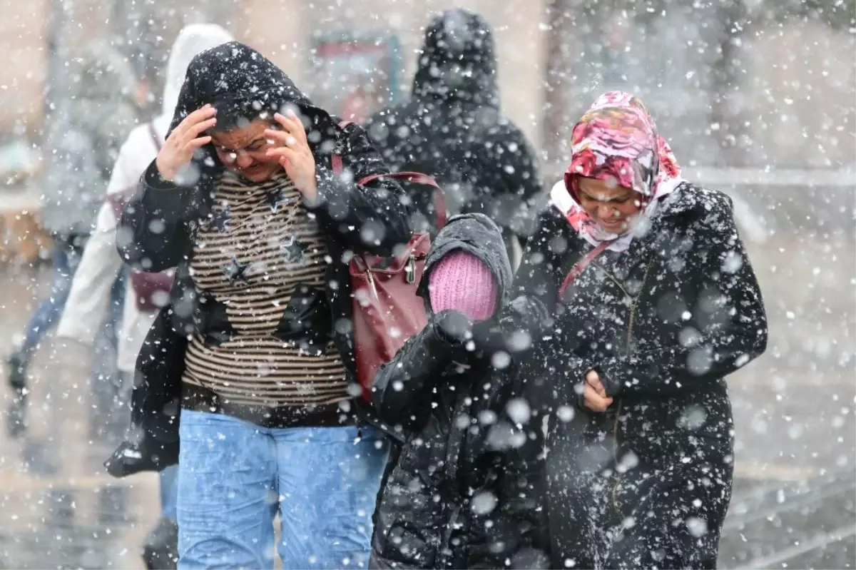 Kayseri\'de Kar Yağışı Etkili Oldu