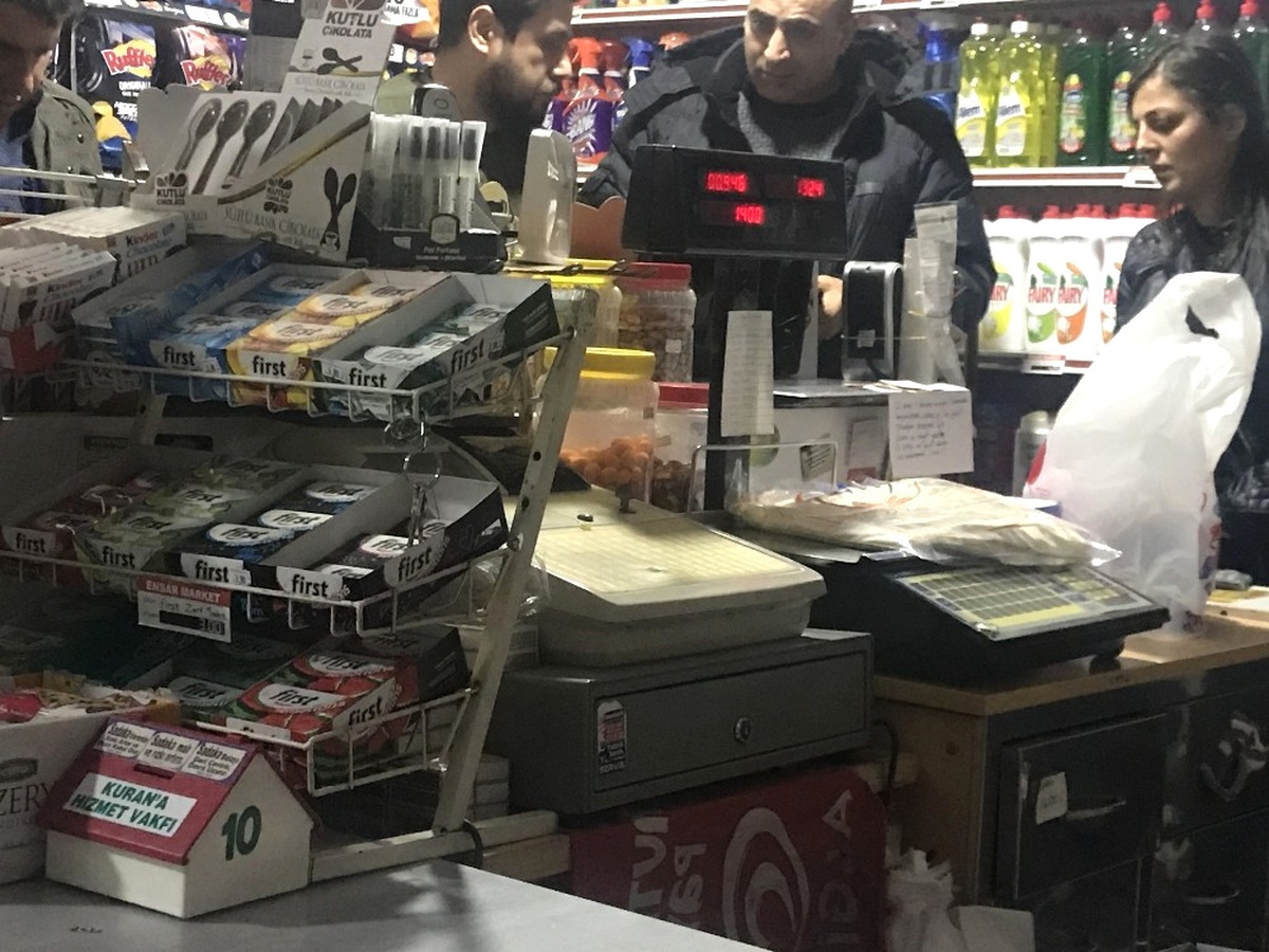Markete Giren Silahlı Hırsızlar Güvenlik Kamerasına Takıldı