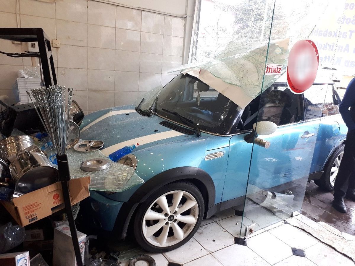 Başkent\'te Bir Otomobil Dükkanın Camından İçeri Girdi: 1 Yaralı