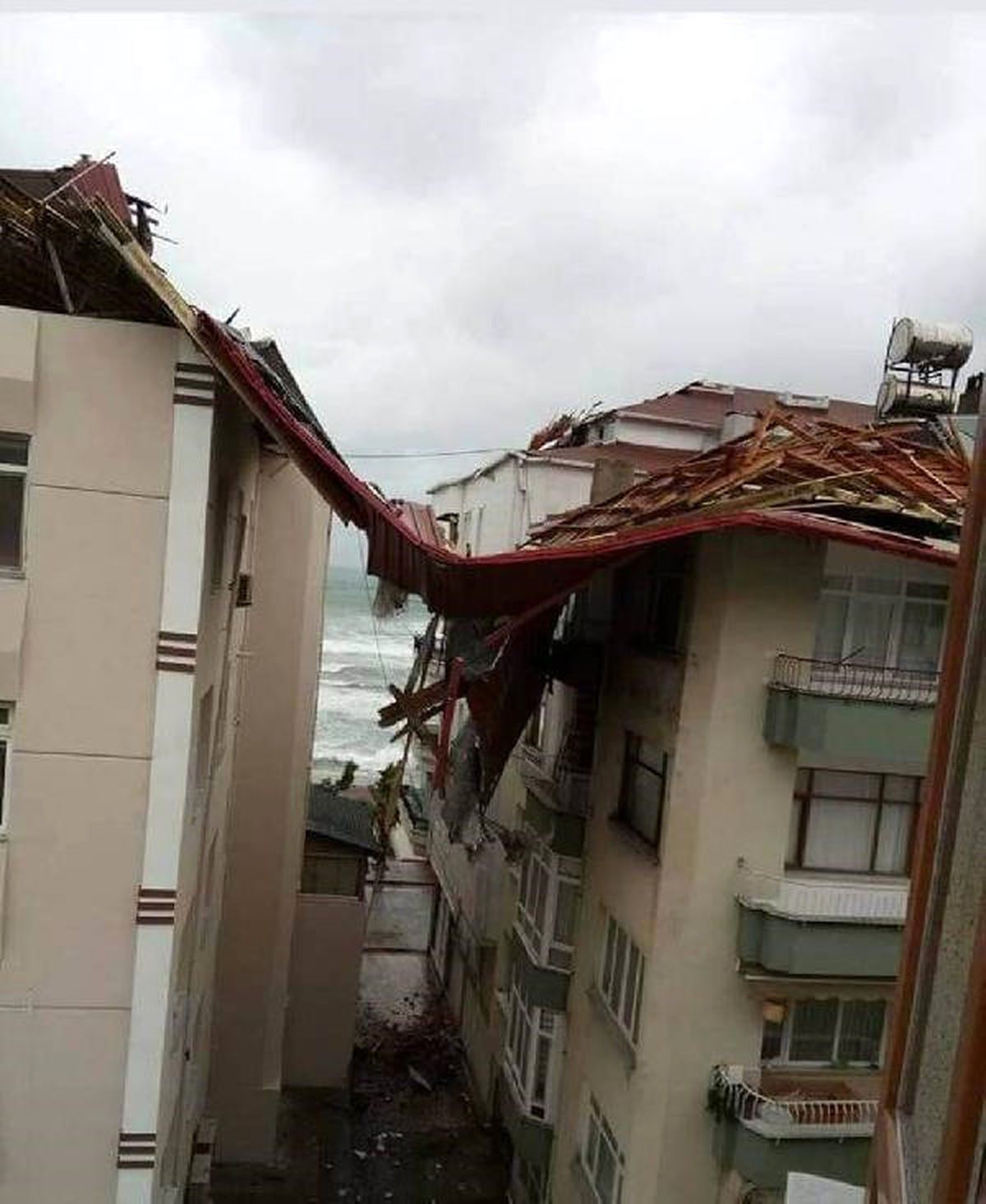 Samsun\'da Şiddetli Rüzgar, Çatıları Uçurdu