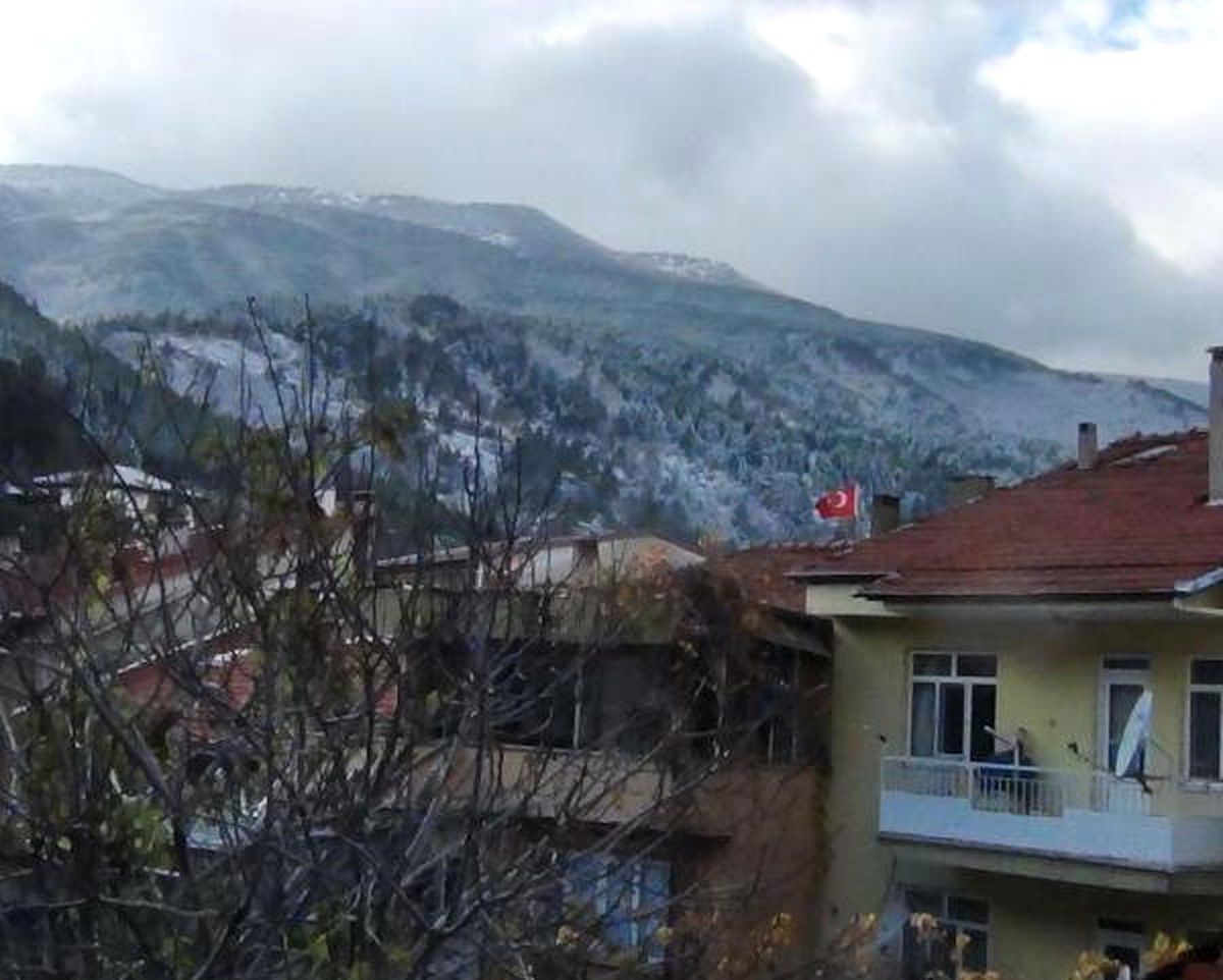 Simav\'da Yüksek Kesimlere Mevsimin İlk Karı Yağdı