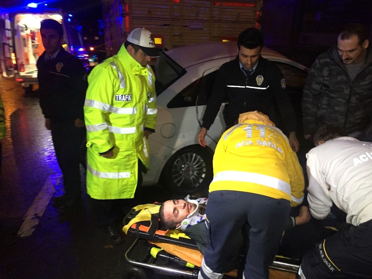 Şişli\'de Otomobil, Duran Kamyonete Çarptı; 3 Yaralı