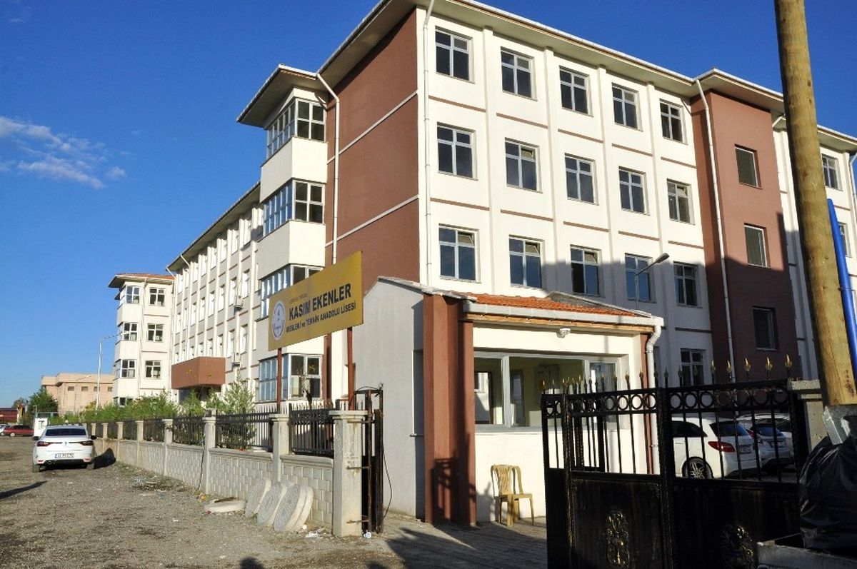 Tarsus\'ta Lise Önünde Bıçaklı Kavga: 1 Ölü, 2 Yaralı