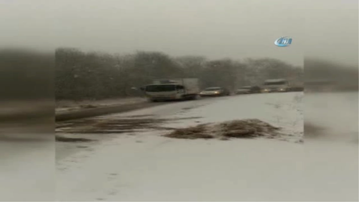 Tokat\'ta, Kar Yağışı Sürücüleri Yolda Bıraktı