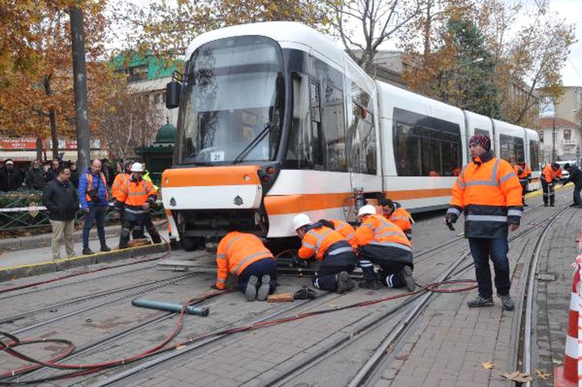 Tramvay Raydan Çıktı, Seferler 2 Saat Durdu