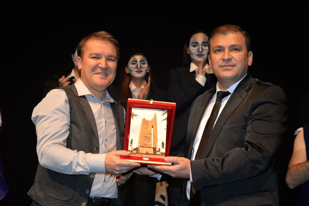 Uludağ Üniversitesi Öğrencileri Bozüyük\'te "Ayak Bacak Fabrikası" Oyununu Sahneledi