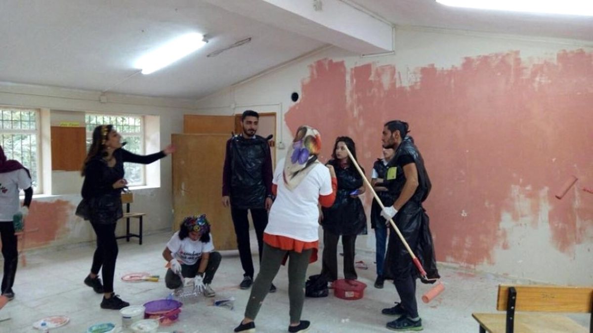 Üniversite Öğrencileri Köy Okulunu Boyadı