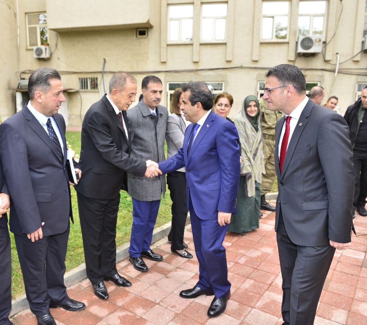 Vali Güzeloğlu Kayapınar İlçesinde Muhtarlar Toplantısına Başkanlık Etti