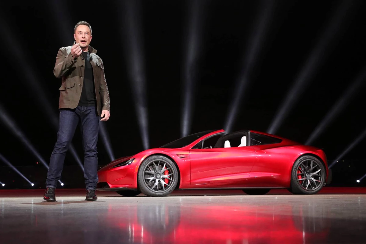 Yeni Tesla Uçan Otomobile Dönüşebilecek