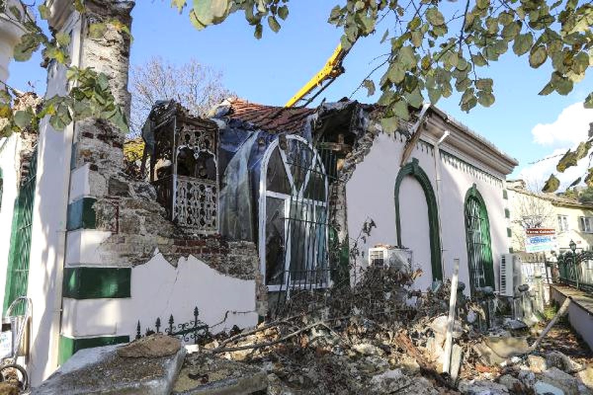 600 Yıllık Anadolu Kavağı Çınarı Ayağa Kaldırıldı