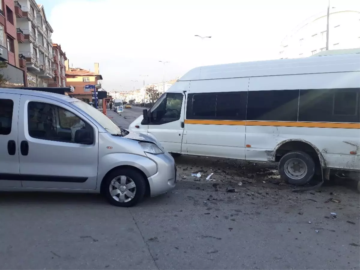 Ankara\'da Öğrenci Servisi Kaza Yaptı: 4 Yaralı