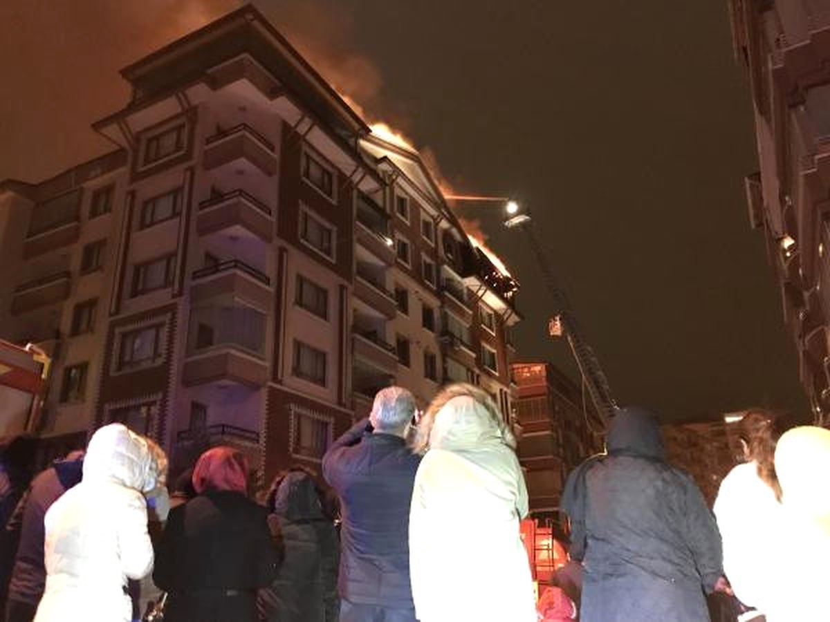Binanın Çatısında Çıkan Yangın Korku Dolu Anlar Yaşattı