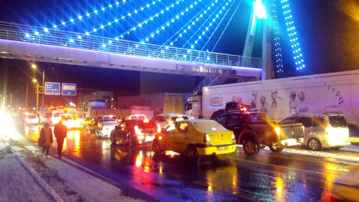 Bitlis\'te Buz Pistine Dönen Yol, Sürücülere Zor Anlar Yaşattı