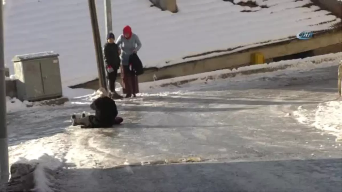 Buzlanan Yollar Sürücülere ve Vatandaşlara Zor Anlar Yaşattı