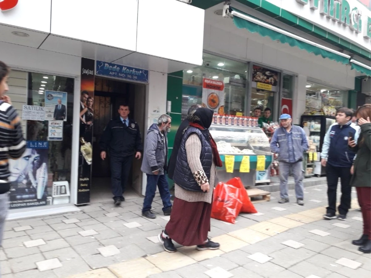 Çatıda Çalışan Genç, 5. Kattan Havalandırma Boşluğuna Düşerek Öldü