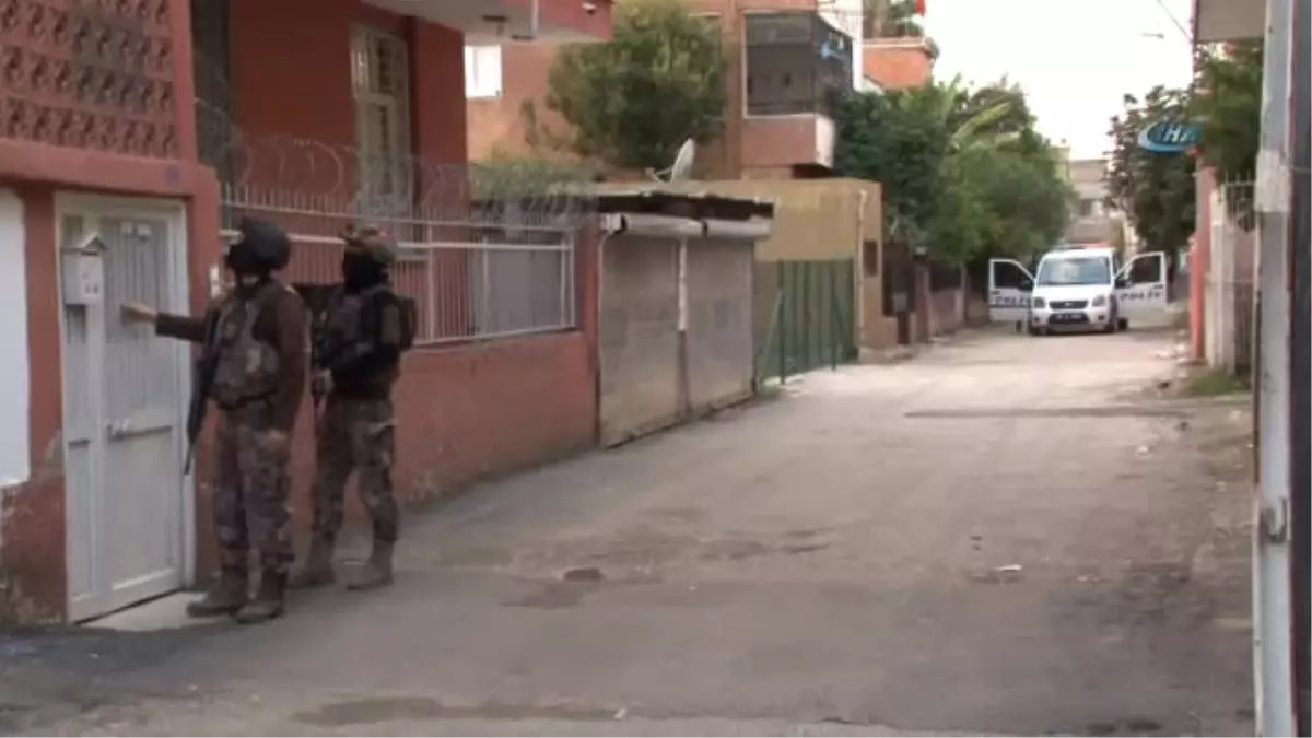 Cezaevi Firarisi Polisi Görünce Ailesini Rehin Aldı