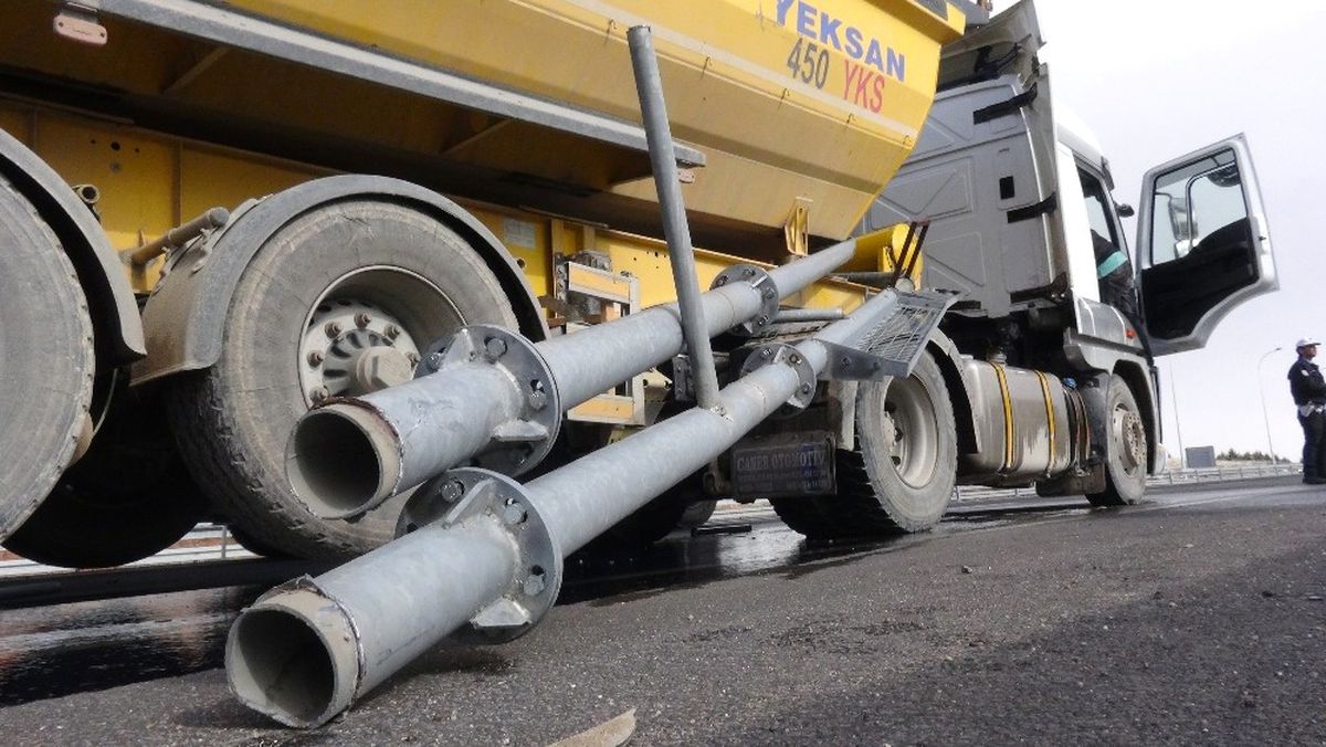 Damperi Açılan Kamyon Mobese Direğini Yıktı