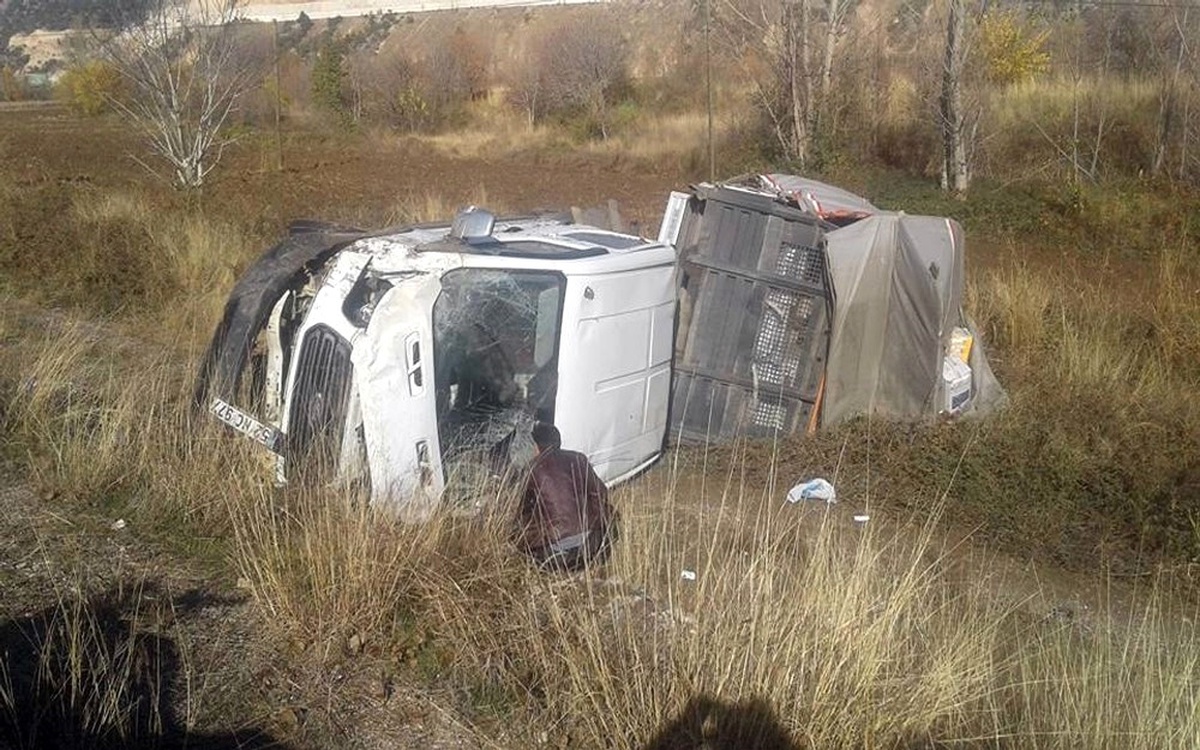 Direksiyon Başında Uyuyunca Kamyoneti Takla Attı