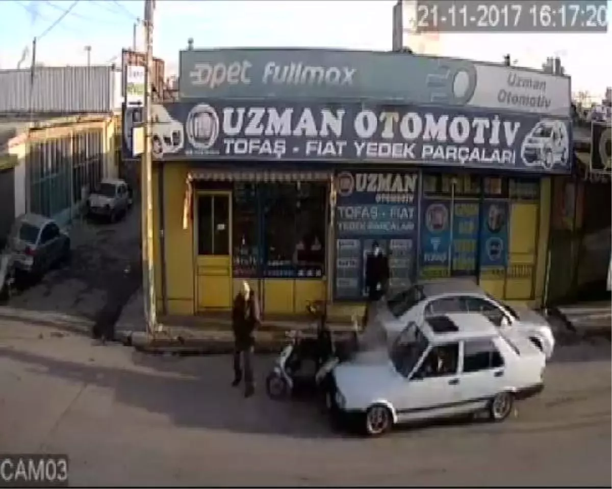 Drift\' Yapılan Otomobilin, Motosiklet ve Yayaya Çarpma Anı Kamerada