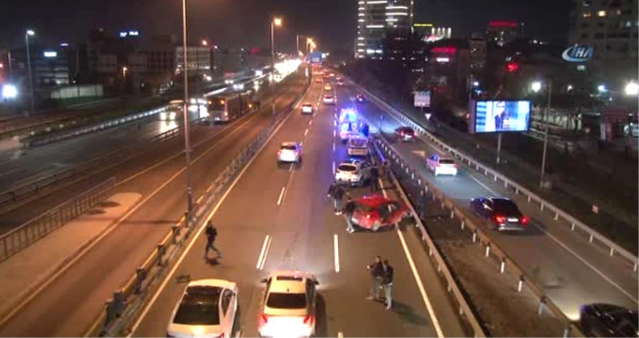 Mecidiyeköy Metrobüs Durağı Yakınında Zincirleme Kaza! Trafik Durma Noktasına Geldi