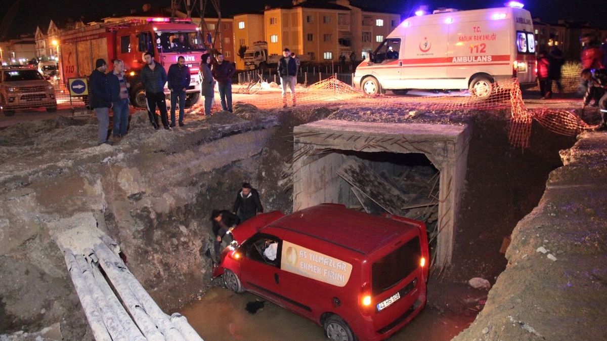 Ekmek Yüklü Araç Açık Bırakılan Çukura Düştü: 2 Yaralı