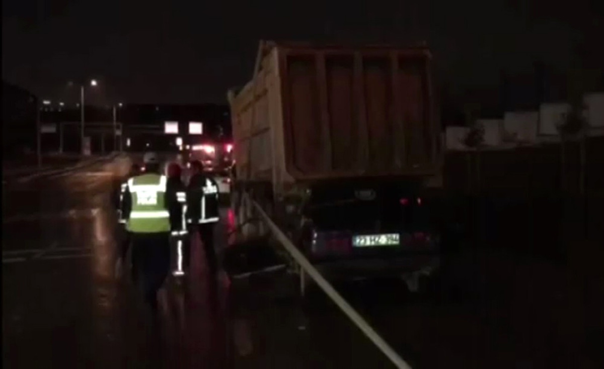Esenlerde Otomobil Hafriyat Kamyonuna Çarptı: 2 Yaralı