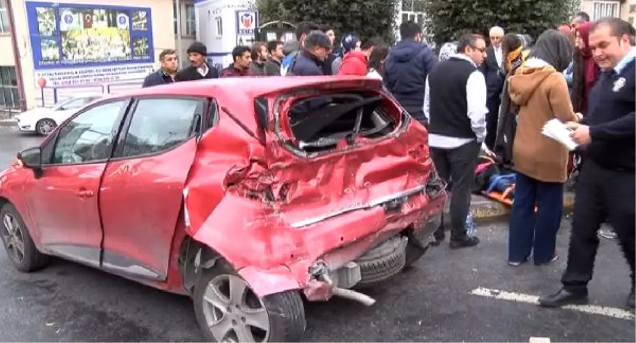 Fatih\'te Servis Minibüsü Caddeyi Adeta Savaş Alanına Çevirdi: 5 Yaralı