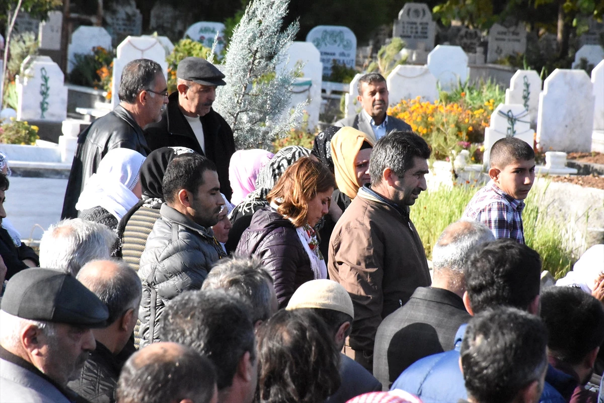 HDP\'li Vekil, PKK\'lı Teröristin Cenazesine Katıldı