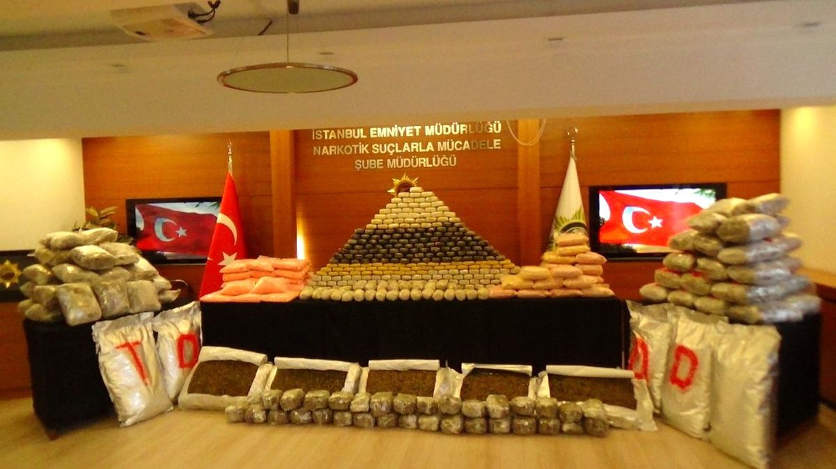 İstanbul Polisinden Nefes Kesen Uyuşturucu Operasyonu Kamerada