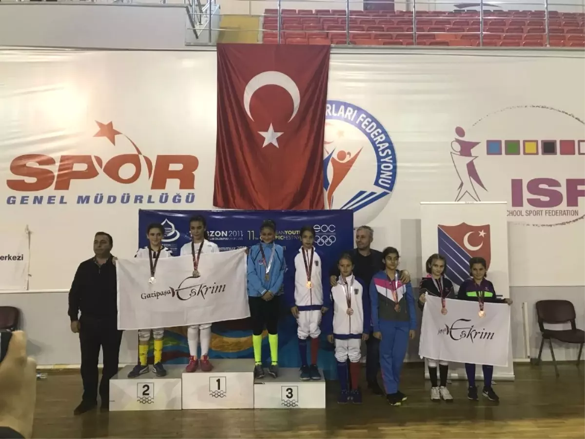 Kağıtsporlu Eskrimci Trabzon\'dan Bronz Madalya ile Döndü